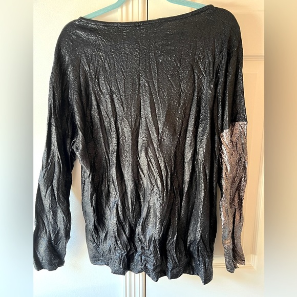 Beautiful metal color and black python pattern blouse - Picture 2 of 3